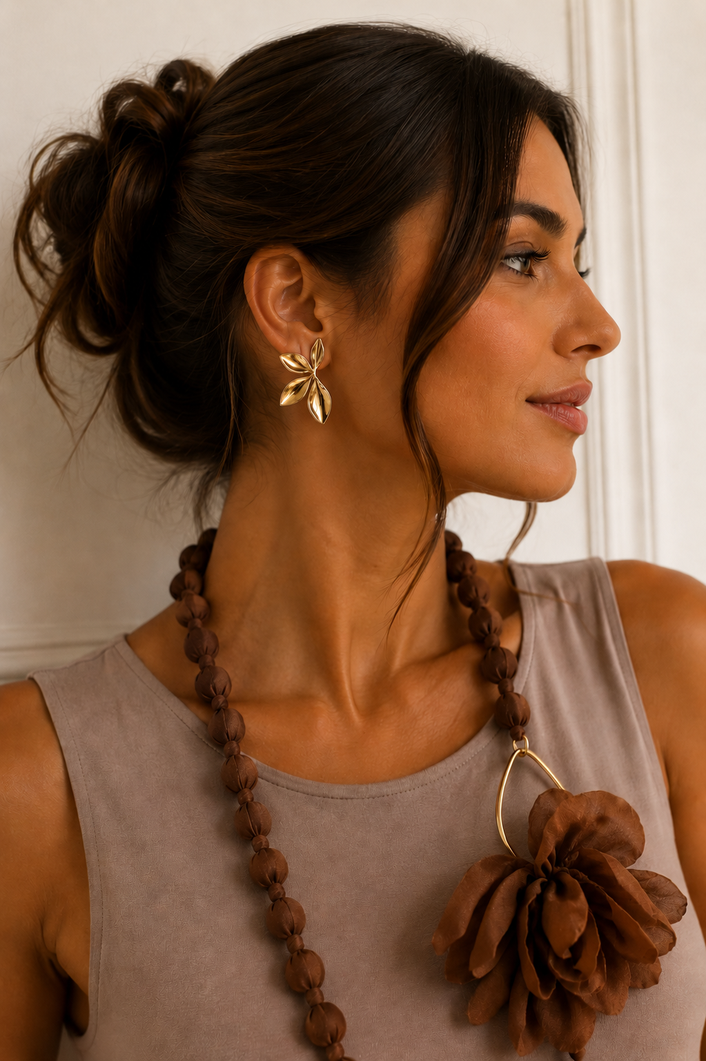 Pendientes tipo stud en forma de hoja floral bañados en oro 18k sobre acero inoxidable