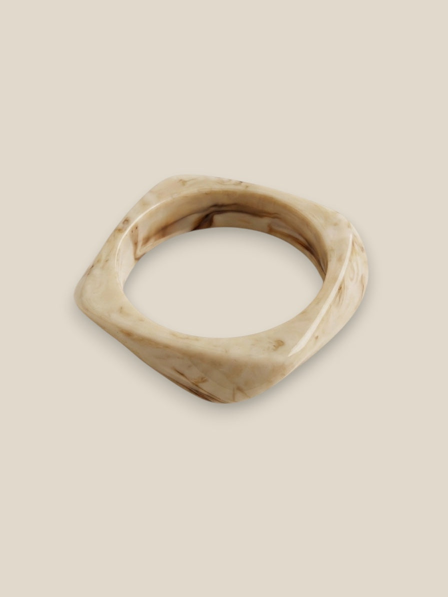 Pulsera Resina Dalia en beige marmolado con efecto resina y forma irregular única