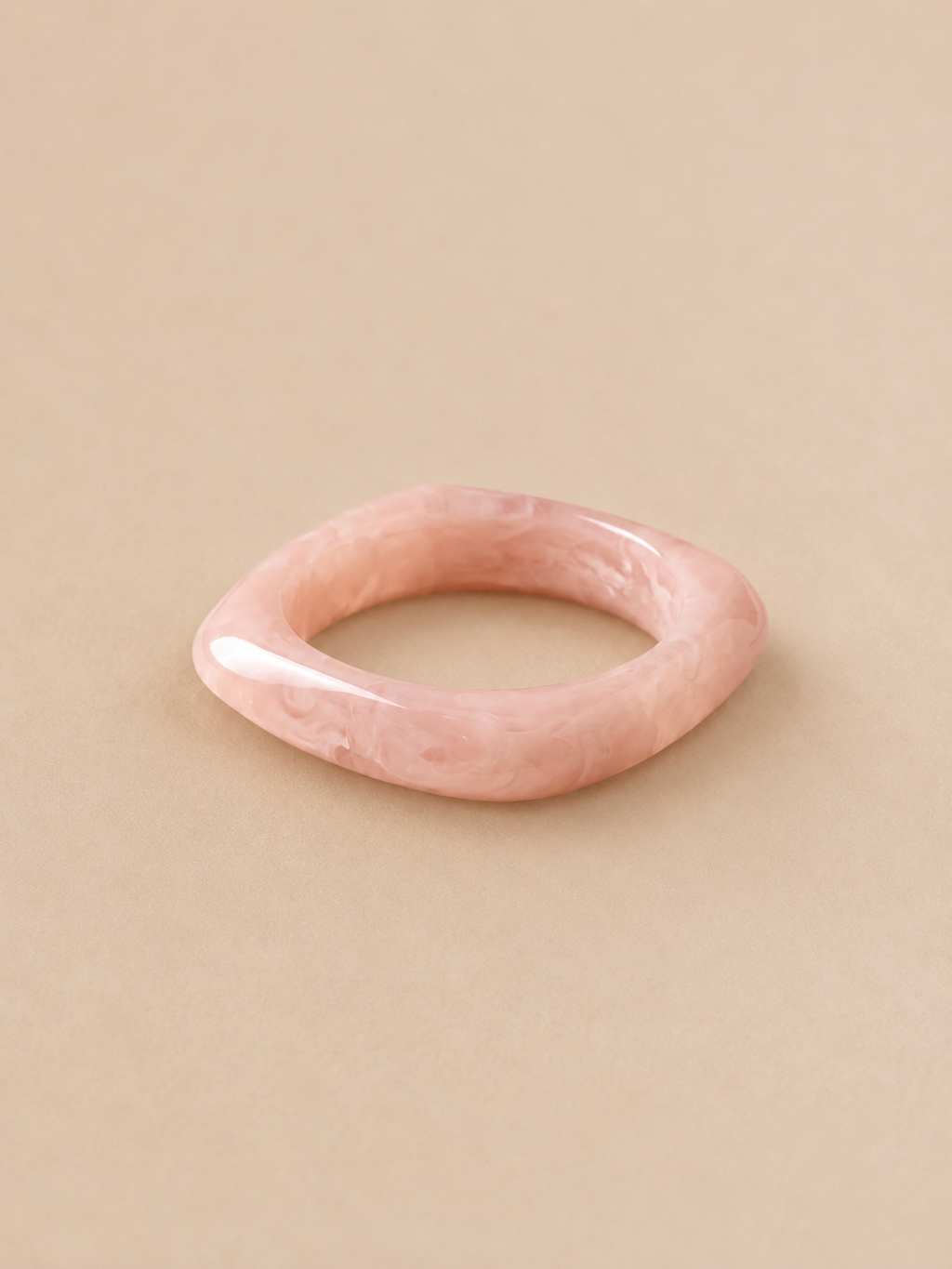 Pulsera Resina Dalia en rosa suave con efecto resina y forma irregular 