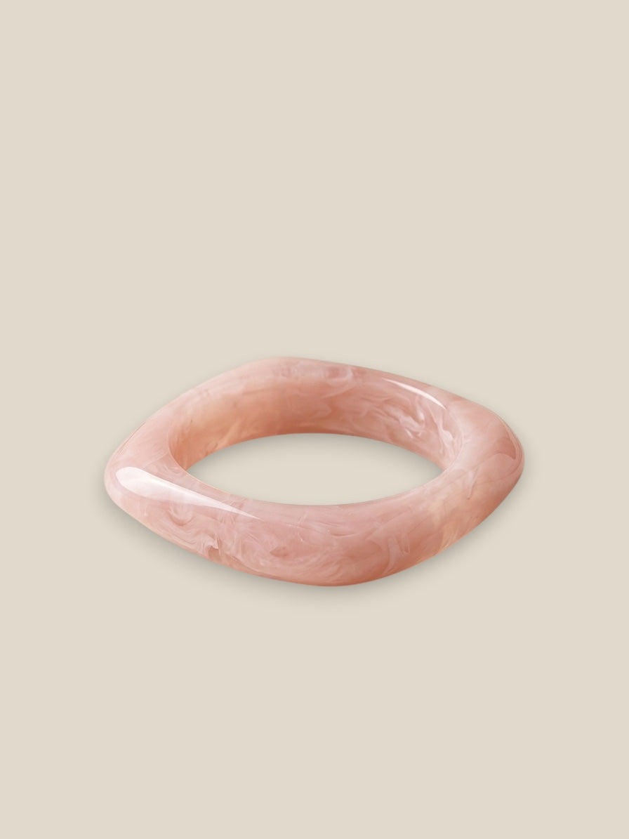 Pulsera Resina Dalia en rosa suave con efecto resina y forma irregular única