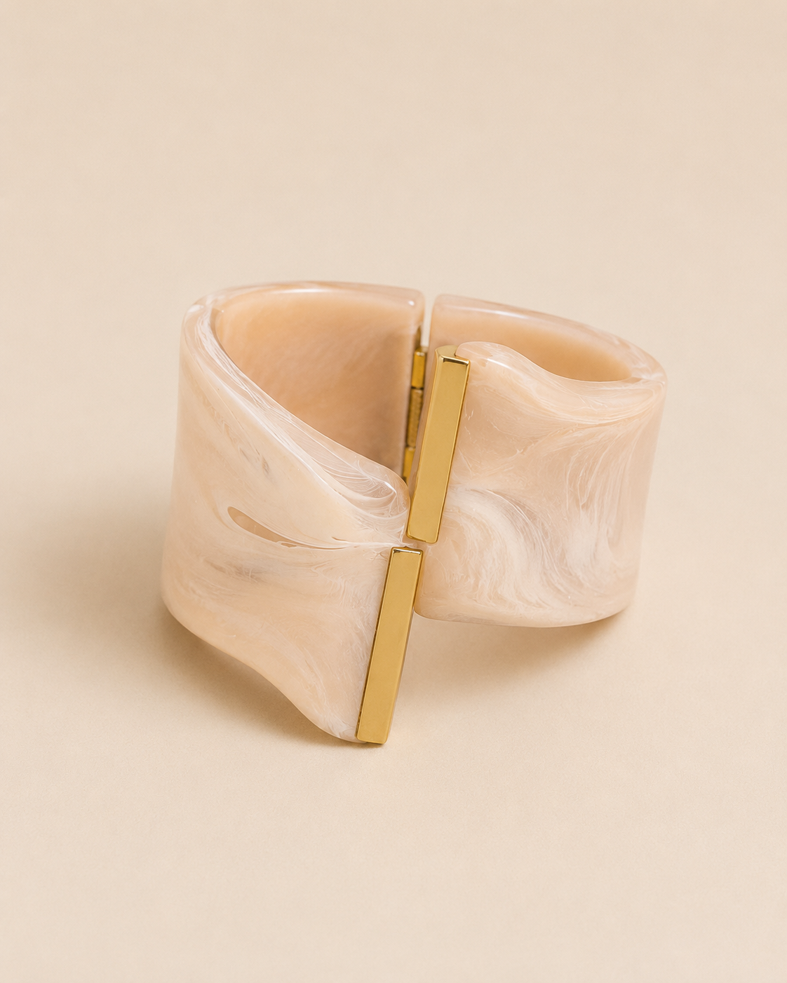 Pulsera de corte sofisticado en nacar rosa con detalles dorados