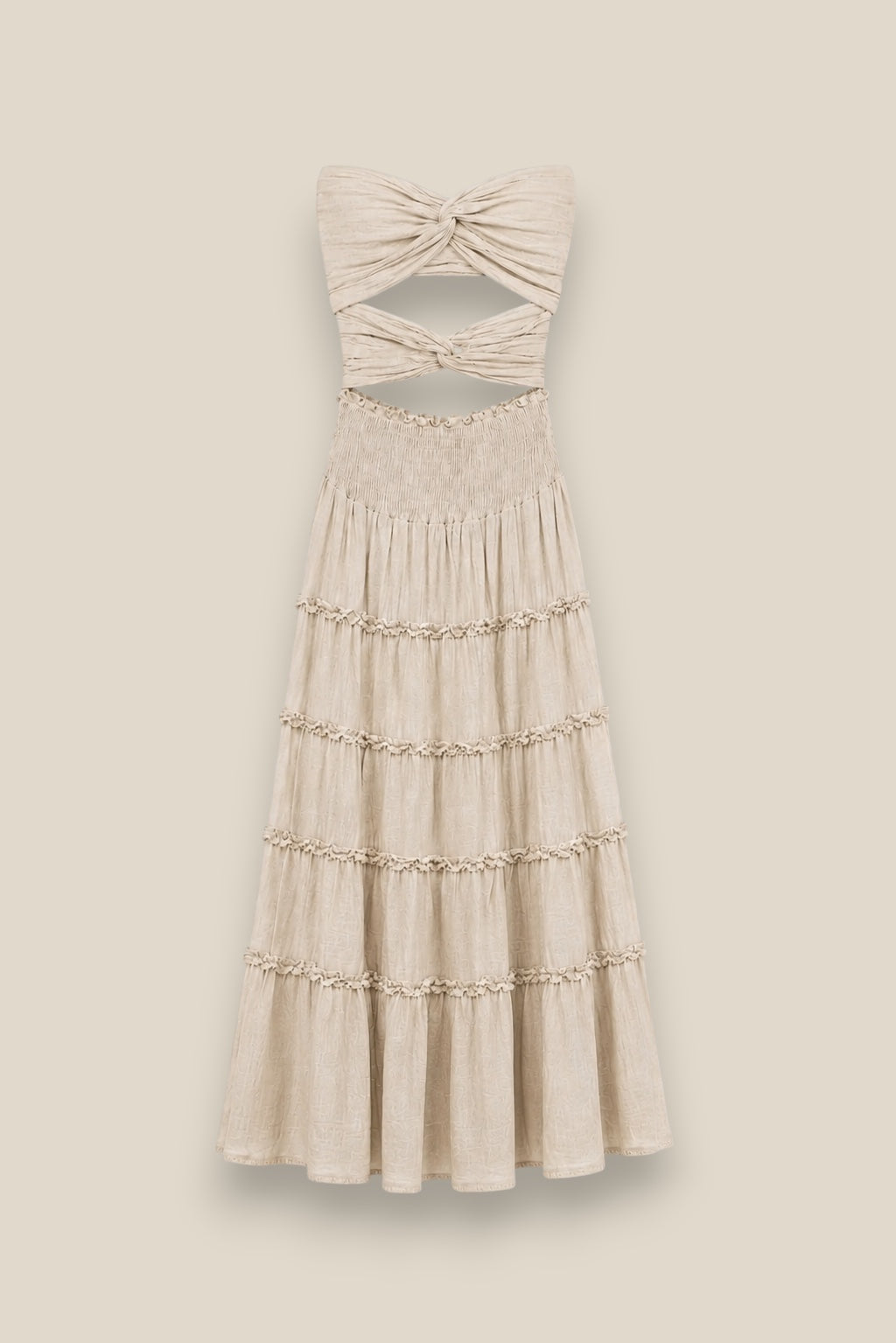 Vestido Gala strapless en color beige arena, con nudo frontal, escote corazón y falda escalonada con volantes en 100% algodón natural. Talla única 34-38.
