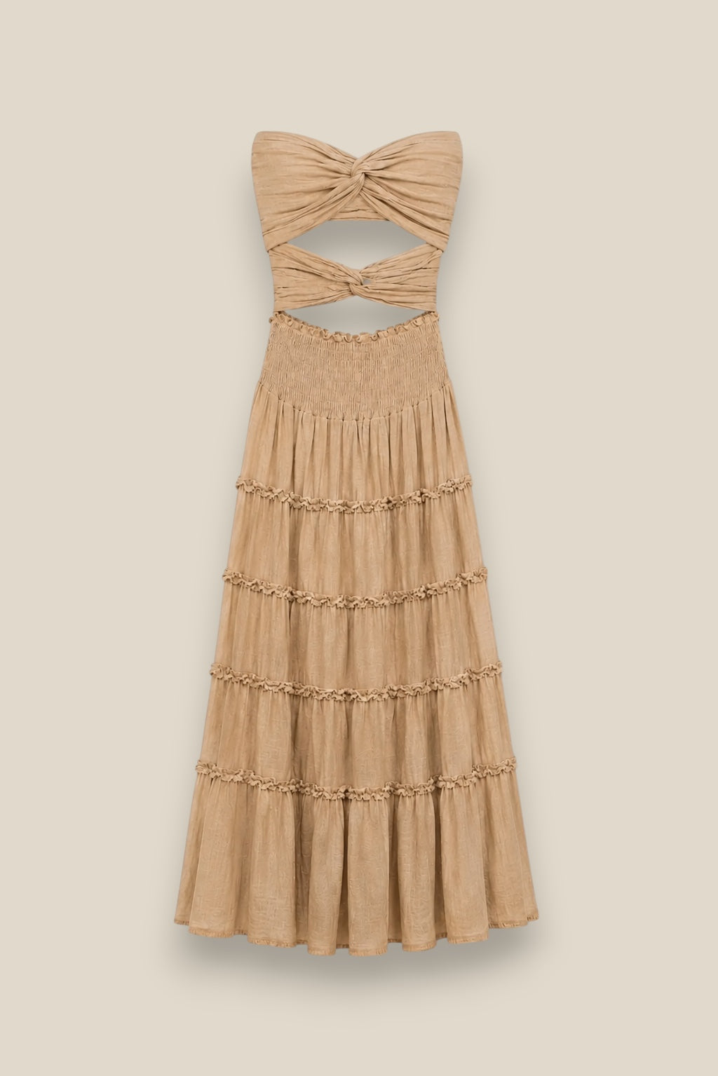 Vestido Gala strapless en color camel claro, con nudo frontal, escote corazón y falda escalonada con volantes en 100% algodón natural. Talla única 34-38.
