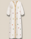 Vestido Océano blanco de Quiérete Muxo con bordados marinos de coral, conchas y peces en verde y turquesa.