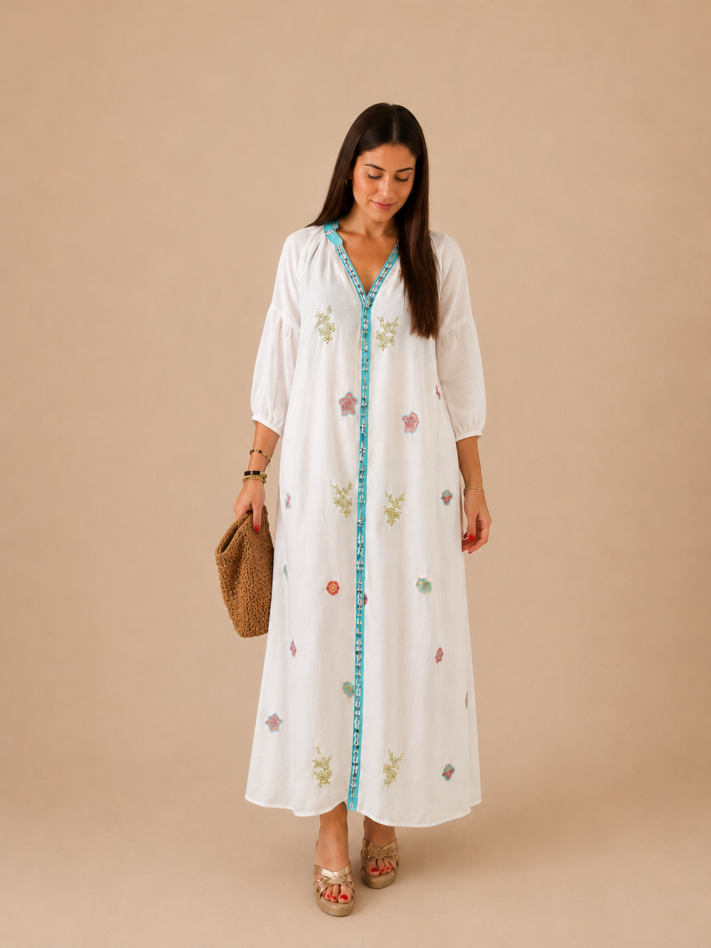 Vestido Océano midi blanco, bordados marinos de coral, conchas y peces, cierre de botones y cinta bicolor