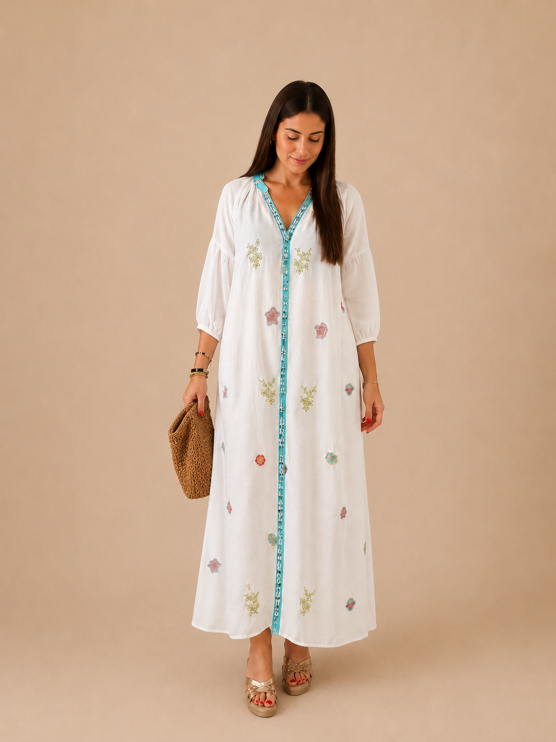 Vestido Océano midi blanco, bordados marinos de coral, conchas y peces, cierre de botones y cinta bicolor