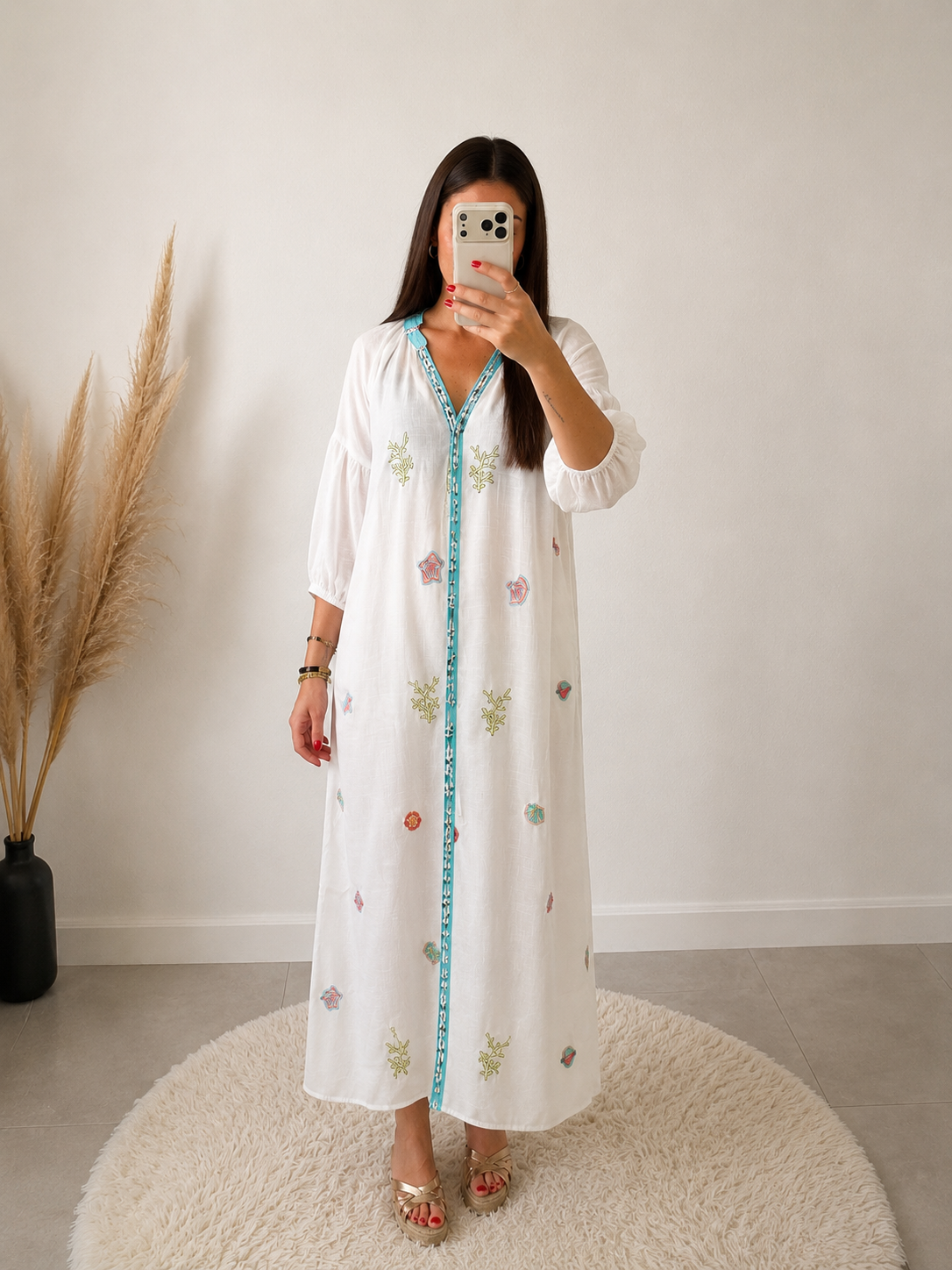 Vestido Océano midi blanco, bordados marinos de coral, conchas y peces, cierre de botones y cinta bicolor turquesa en el cuello.
