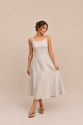Vestido midi de lino con tirantes finos y diseño evasé  La espalda queda al descubierto con un lazo que anuda a la altura de la espalda gris beige