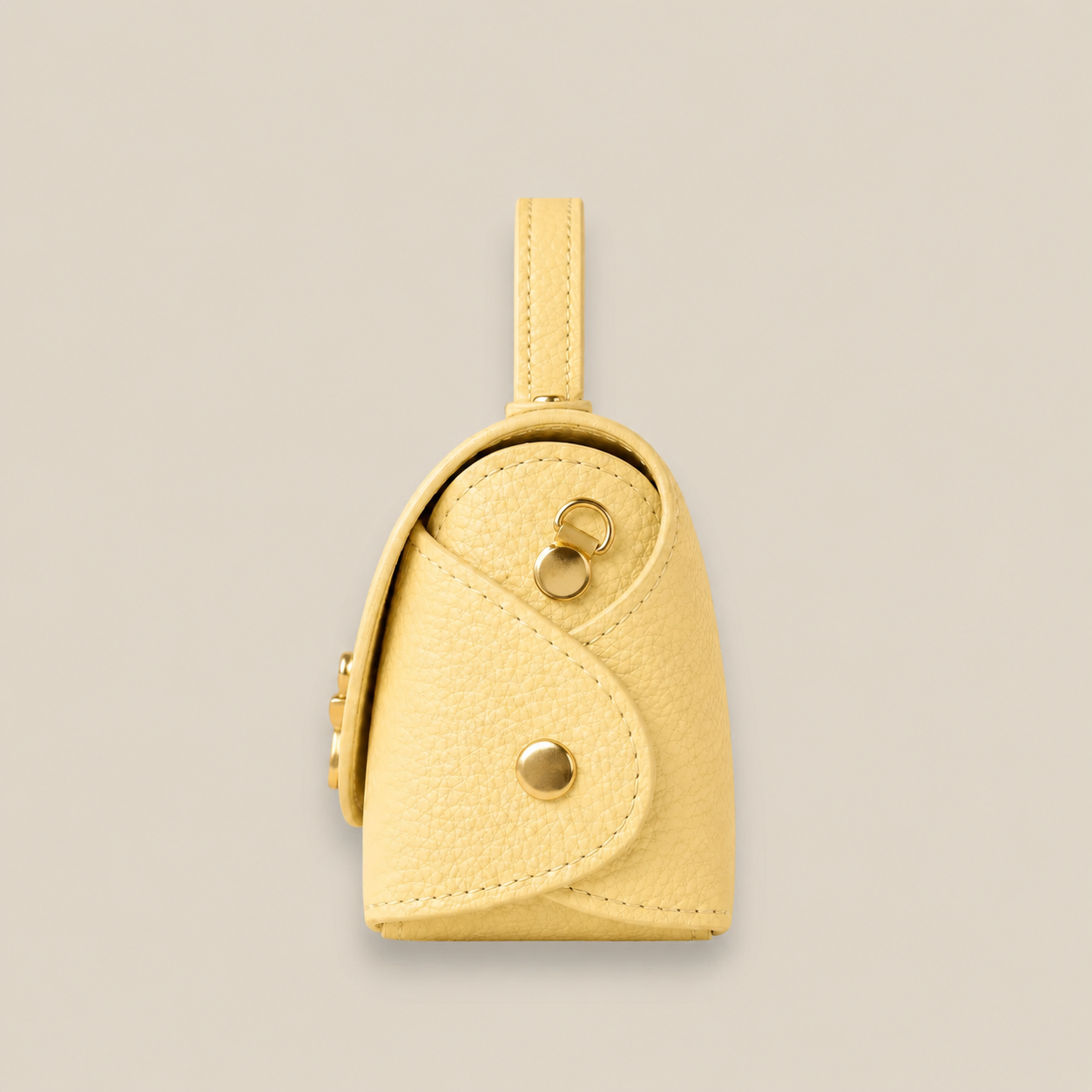 Vista lateral del bolso de piel amarillo estructurado con cadena metálica dorado