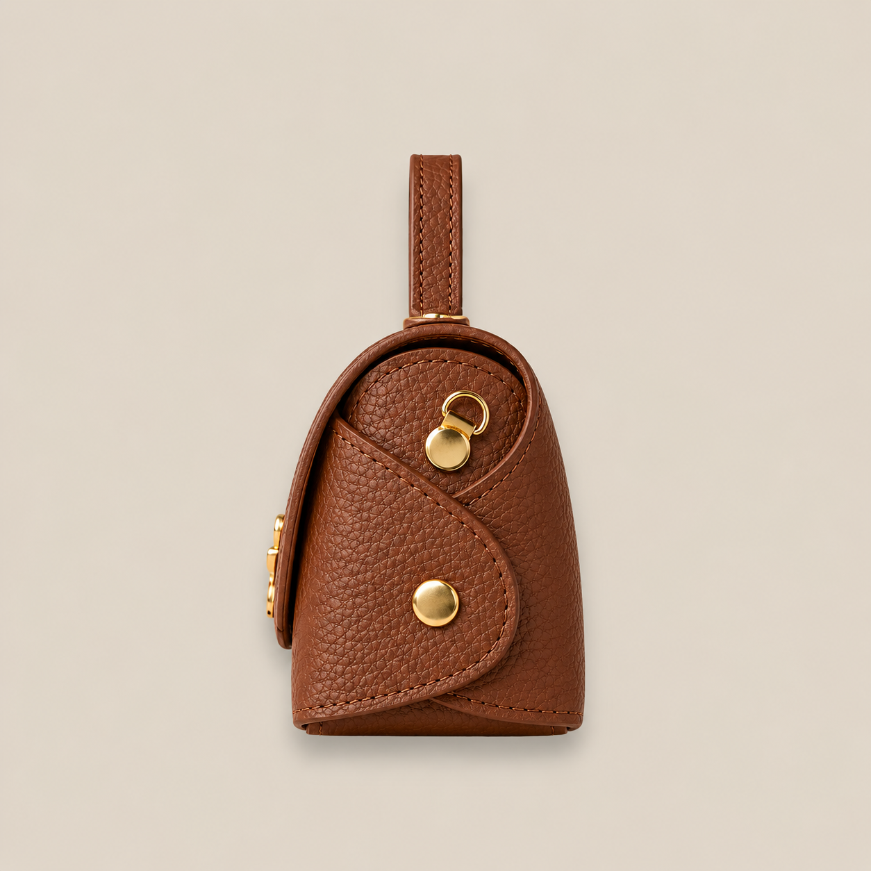 Vista lateral del bolso de piel camel estructurado con cadena metálica dorado
