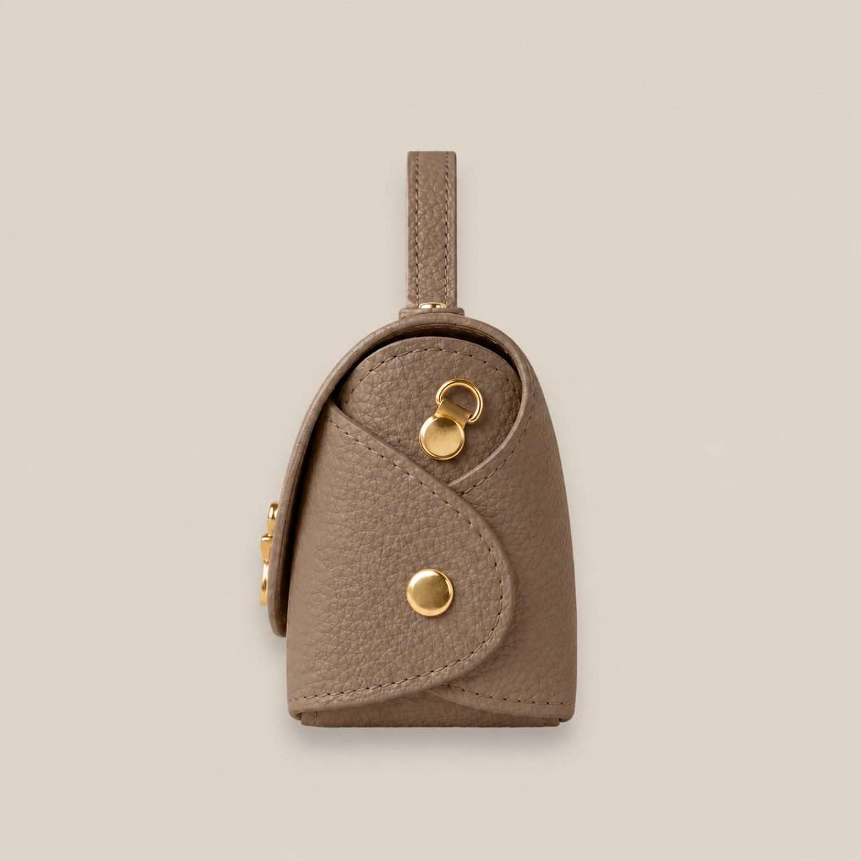 Vista lateral del bolso de piel taupe estructurado con cadena metálica dorado