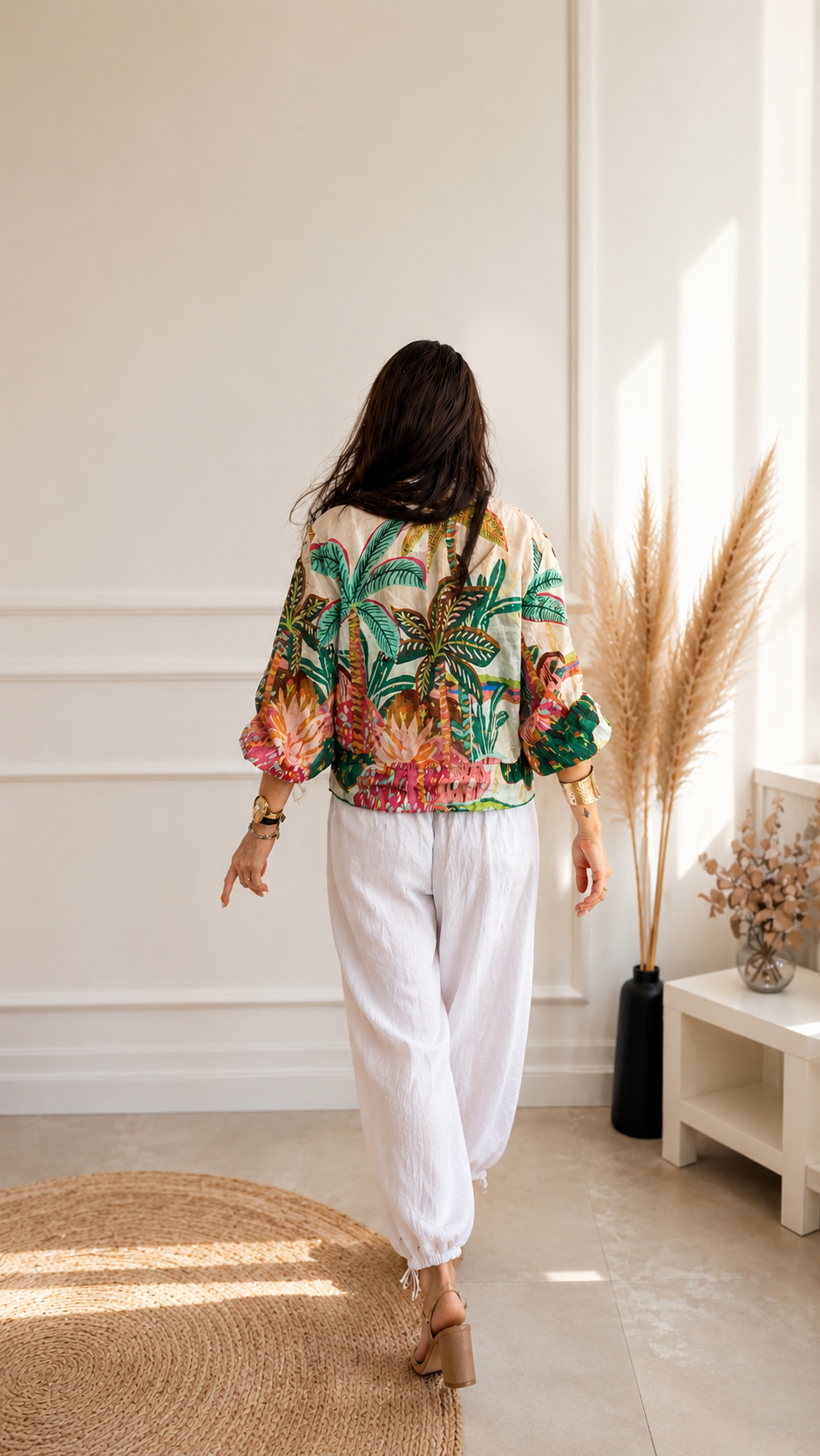 Vista trasera del Bomber Oasis de Quiérete Muxo, estampado tropical de palmeras en verde y rosa.