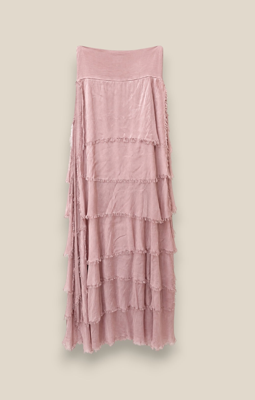alda larga de volantes en seda natural color rosa, vista frontal, con caída fluida hasta los tobillos — Quiérete Muxo by Esenzia"