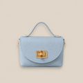 bolso de piel celeste con detalle de bambú y broche dorado