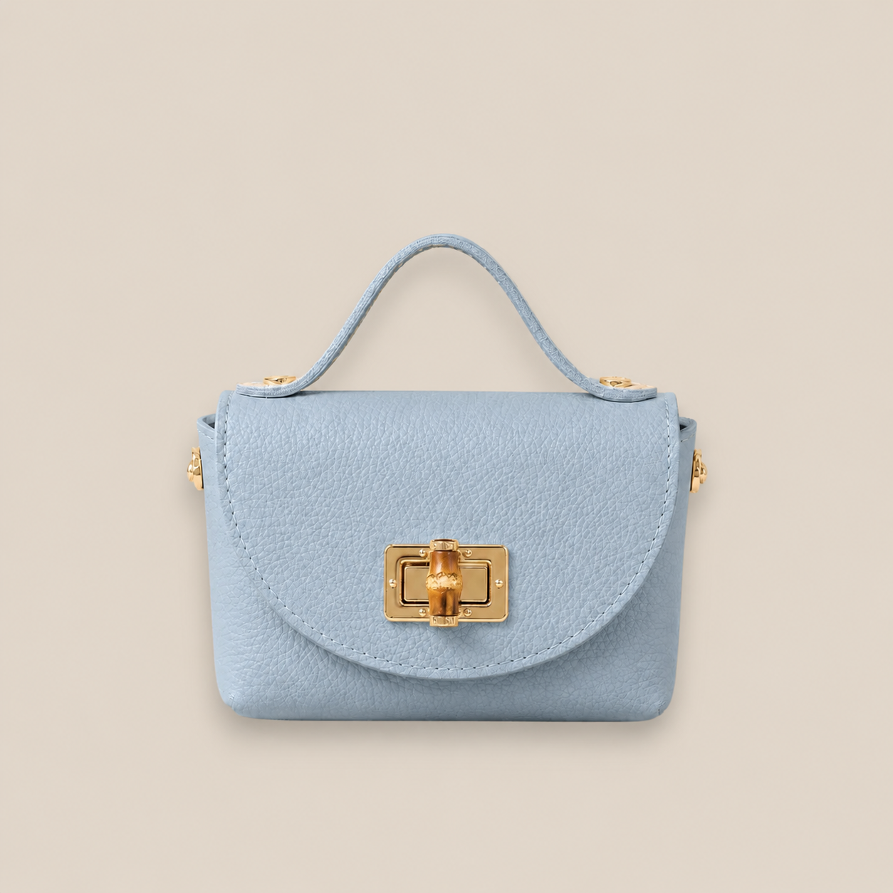 bolso de piel celeste con detalle de bambú y broche dorado