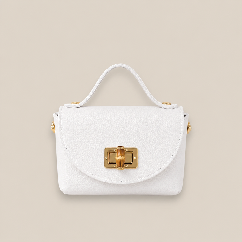 bolso de piel blanco con detalle de bambú y broche dorado