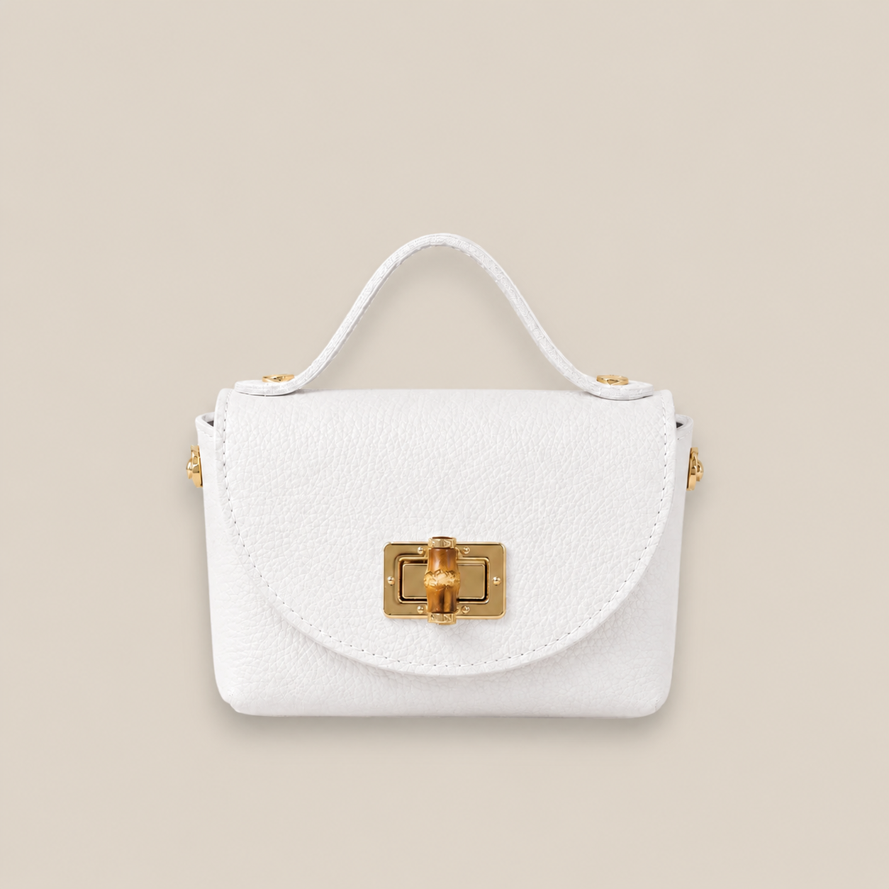 bolso de piel blanco con detalle de bambú y broche dorado