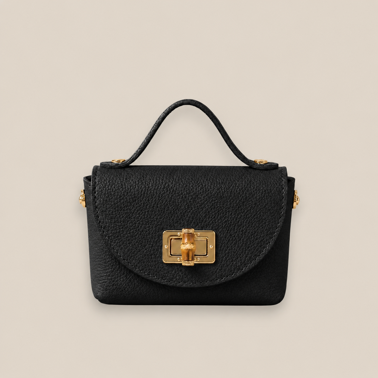 bolso de piel negro con detalle de bambú y broche dorado