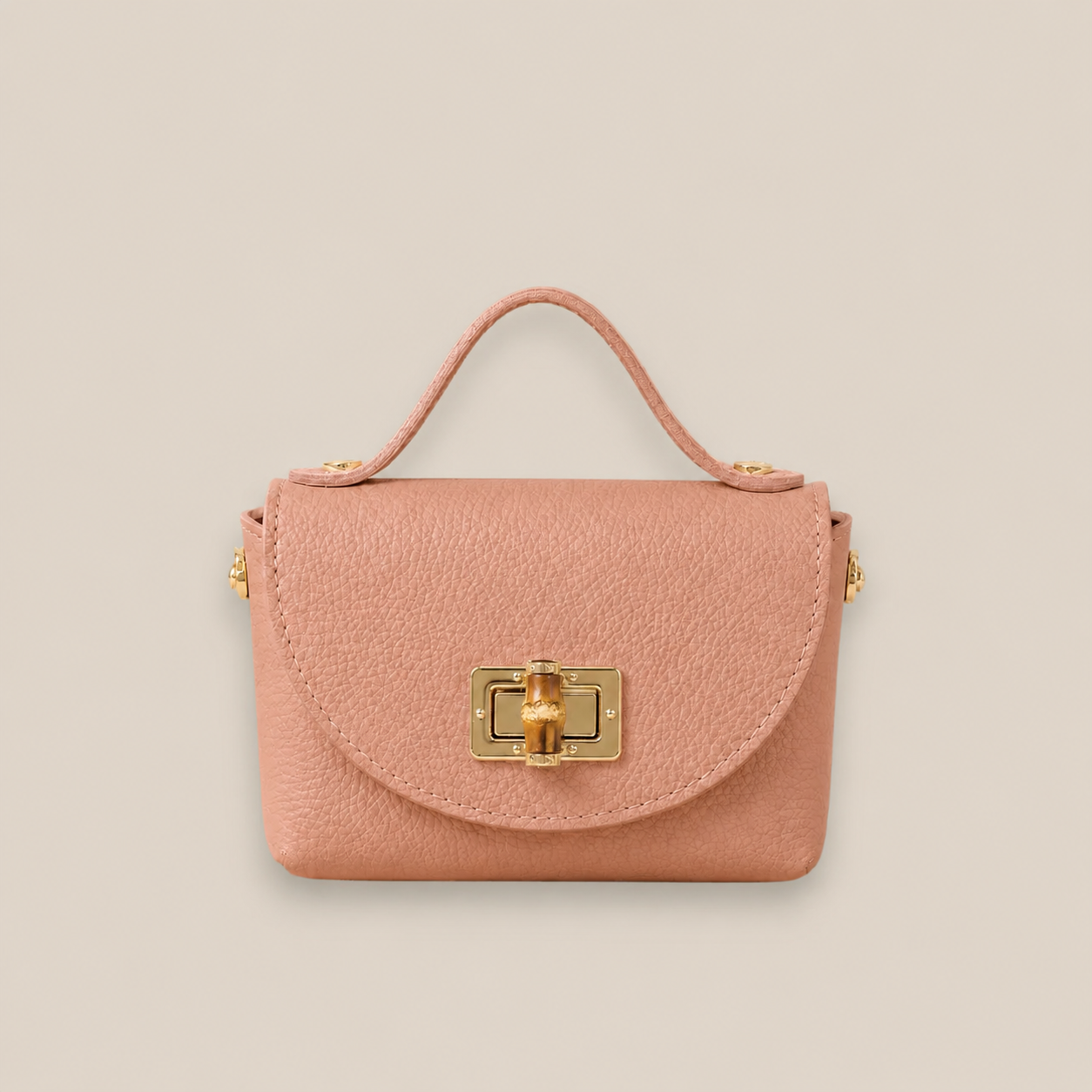 bolso de piel rosa empolvado con detalle de bambú y broche dorado