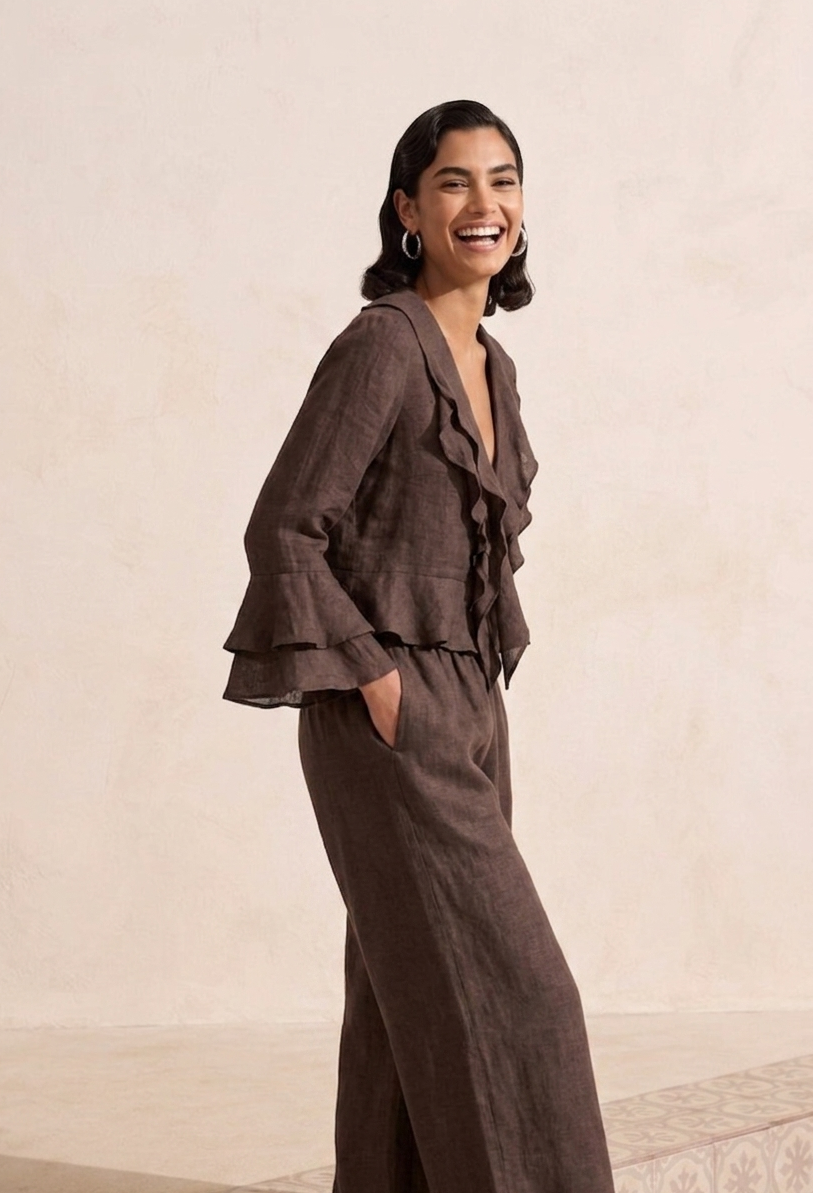 Modelo con el conjunto lino 100% chocolate - look completo