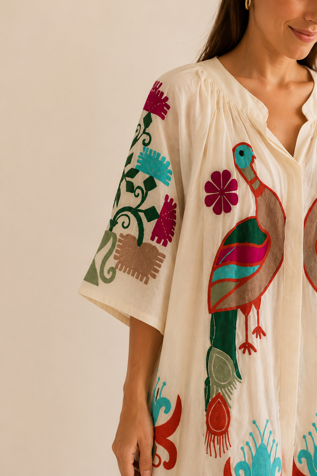 detalle de  El Vestido Delhi nace de manos artesanas en la India, bordado con pavos reales 100% algodón de origen indio