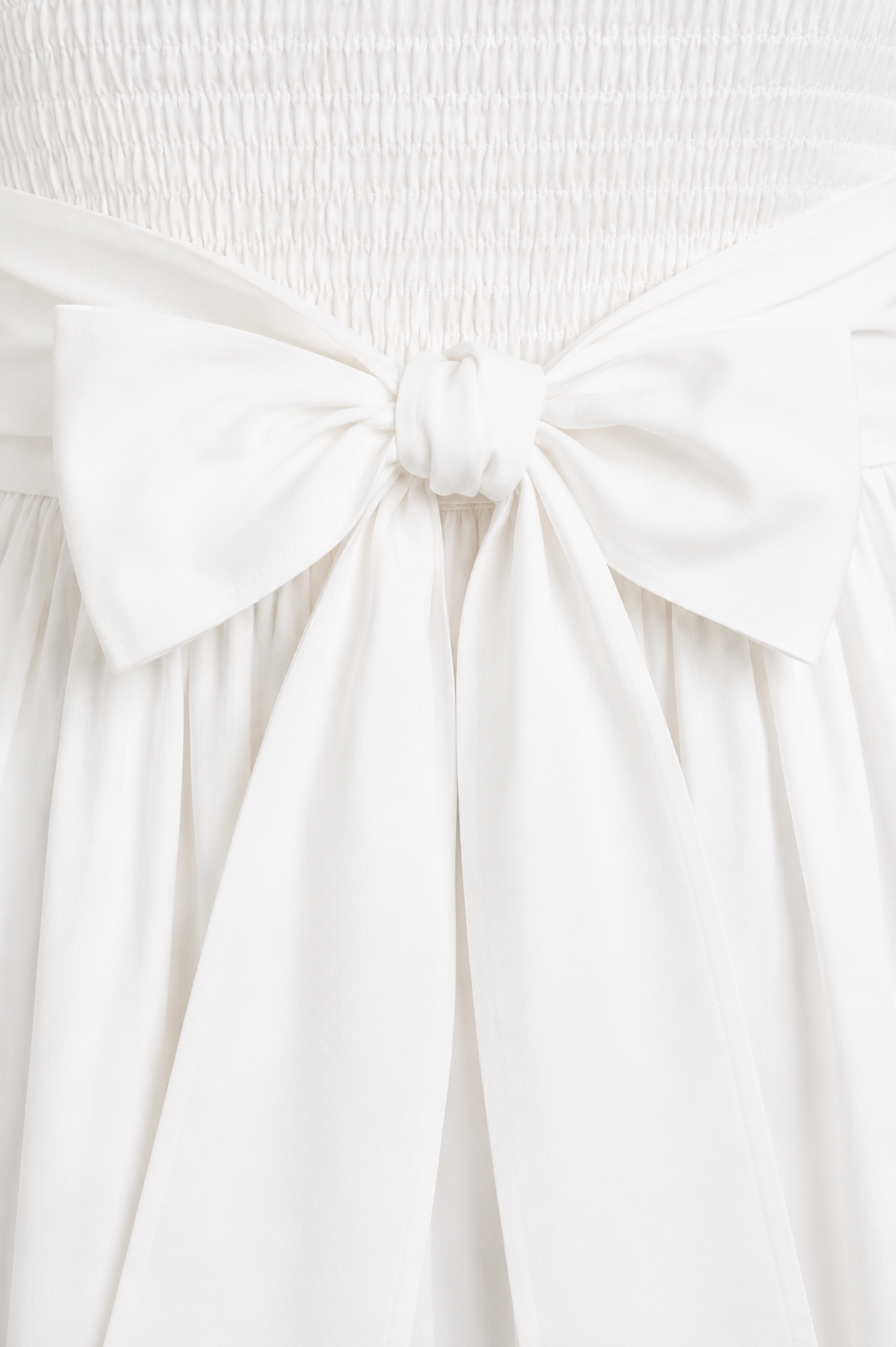 detalle lazada del Vestido Lazada midi en 100% algodón con escote abullonado y lazada en cintura, color blanca parte trasera