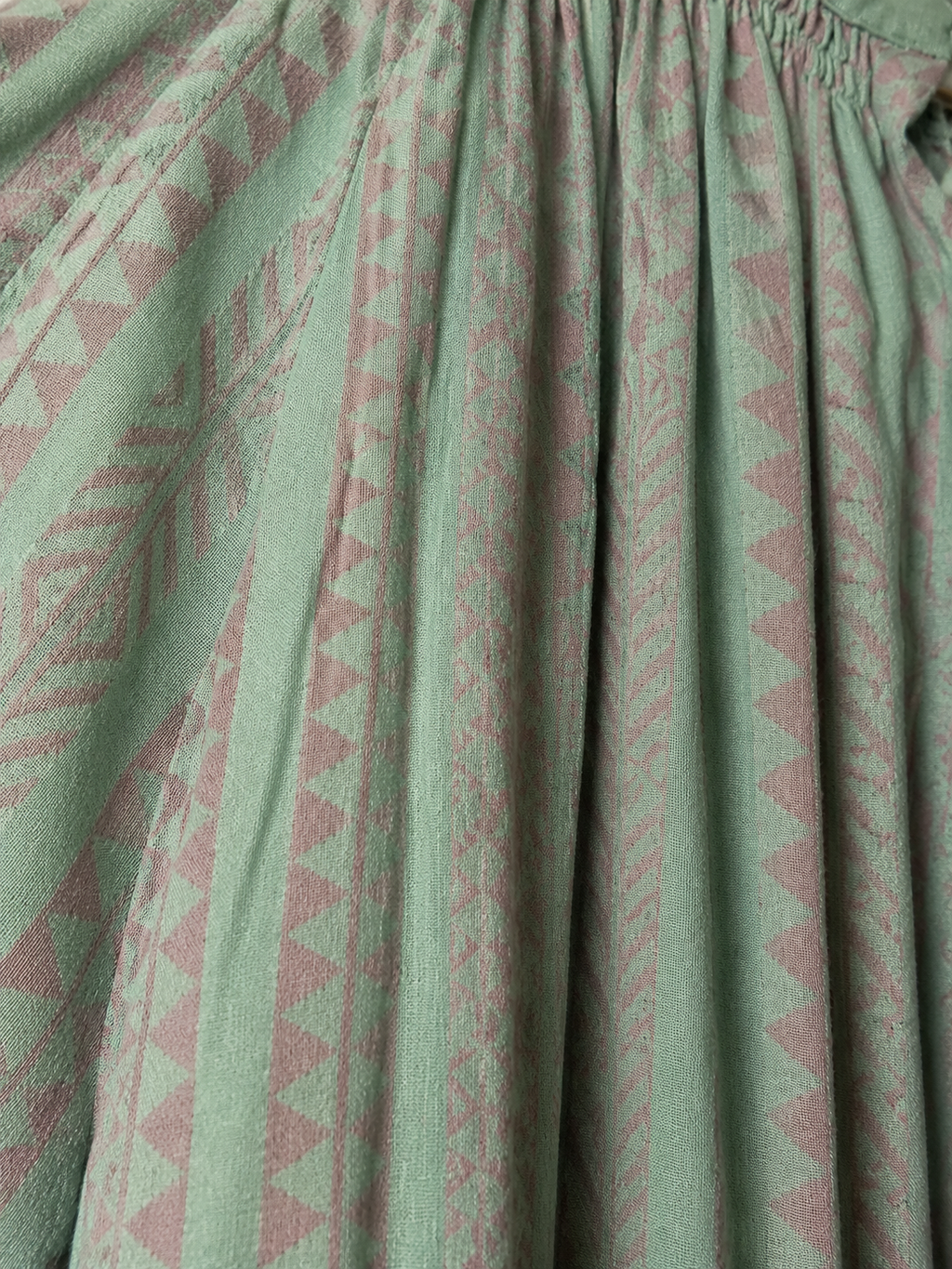 detalle vestido kalami de origen indio artesanal de alguno 100%  vista delantera verde