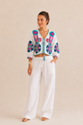 modelo con Blusa chaquetita de algodón 100% de la india bordada