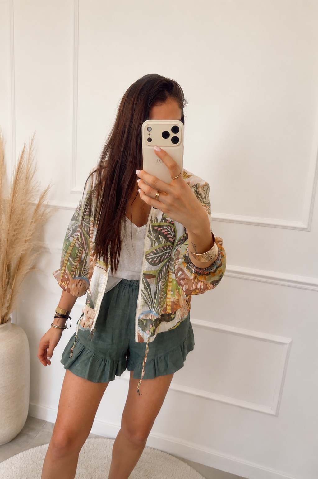 modelo con Bomber Oasis de Quiérete Muxo, estampado tropical de palmeras en verde