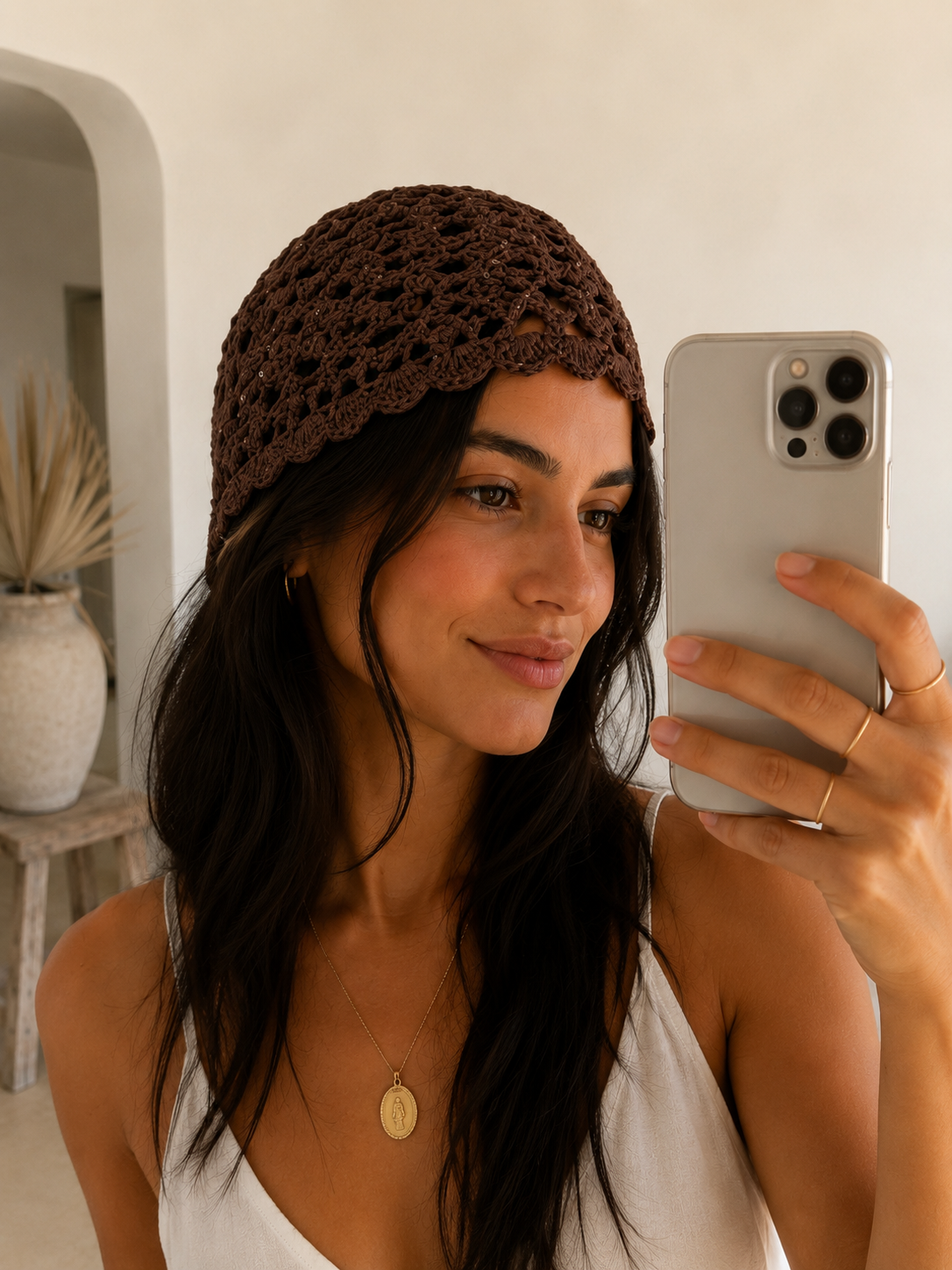 modelo con Casquete chocolate con sutiles lentejuelas en 100% algodón
