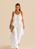 modelo con Conjunto Nube blanco de Quiérete Muxo, top de volantes y pantalón de seda fluida, look boho chic