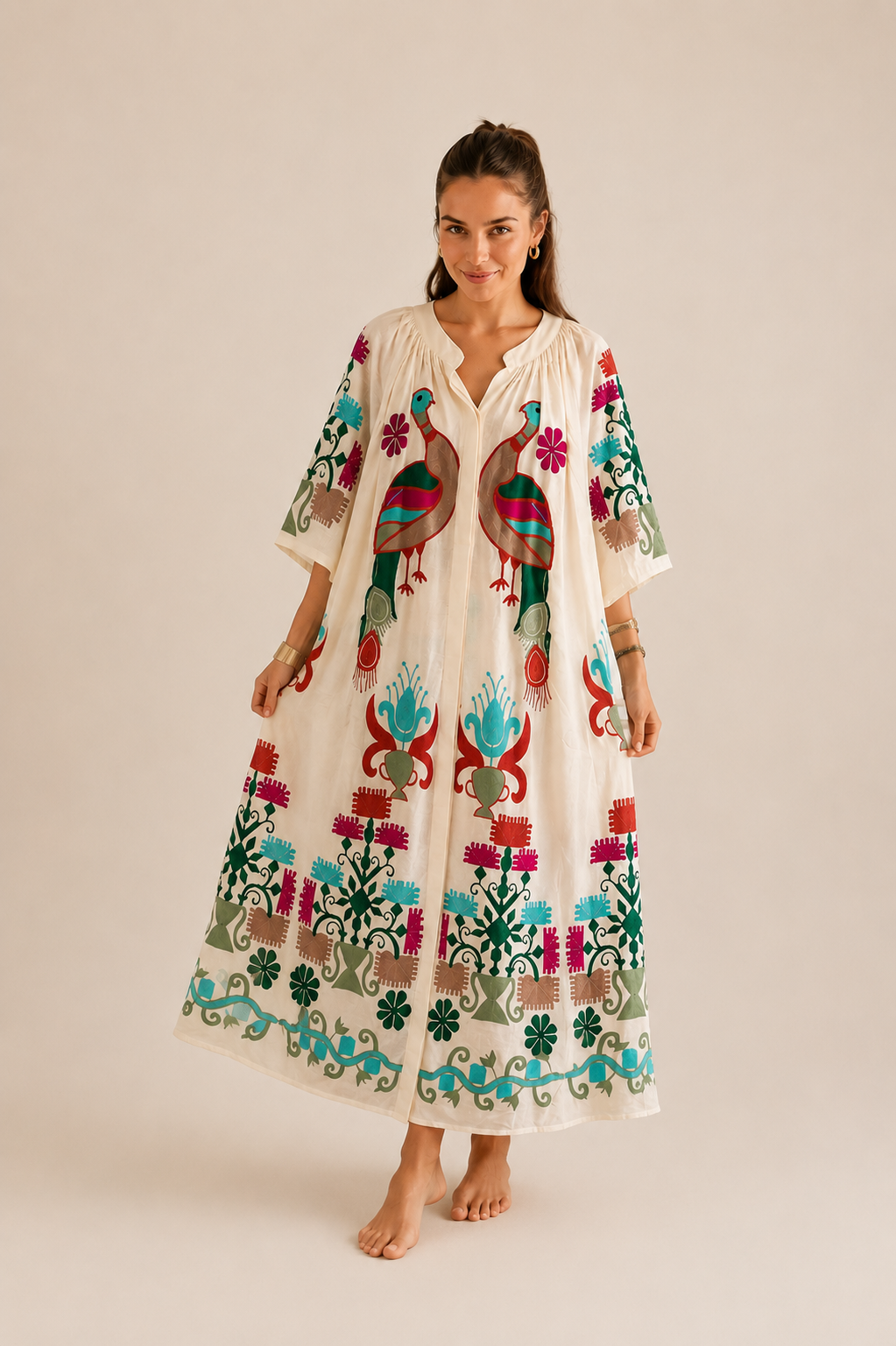modelo con El Vestido Delhi nace de manos artesanas en la India, bordado con pavos reales 100% algodón de origen indio