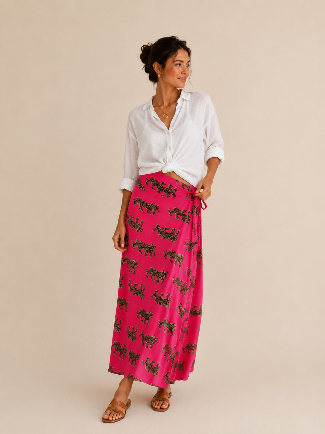 modelo con Falda Kanha midi de Quiérete Muxo, estampado de tigres en rosa, línea Cápsula India