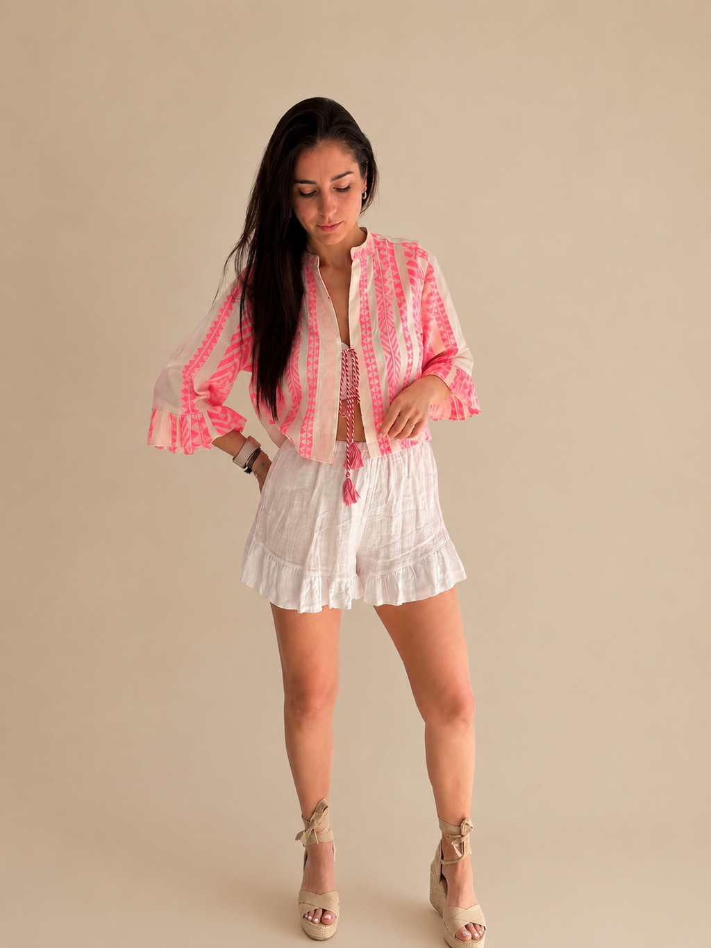 modelo con La chaquetita Kalami es una pieza única, realizada artesanalmente en algodón 100% natural procedente de la India