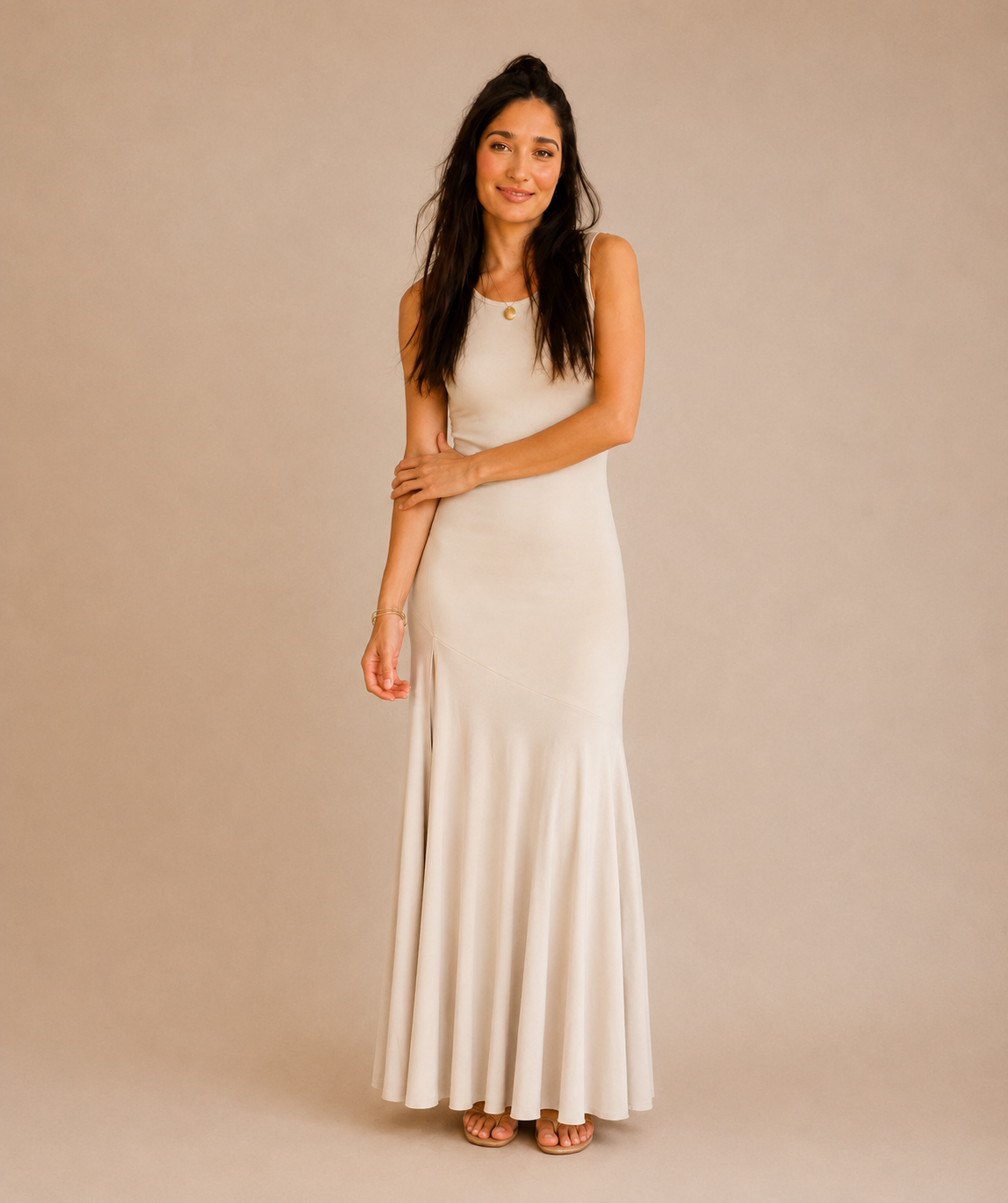 modelo con Vestido Sienna beige largo de lyocell - vista frontal