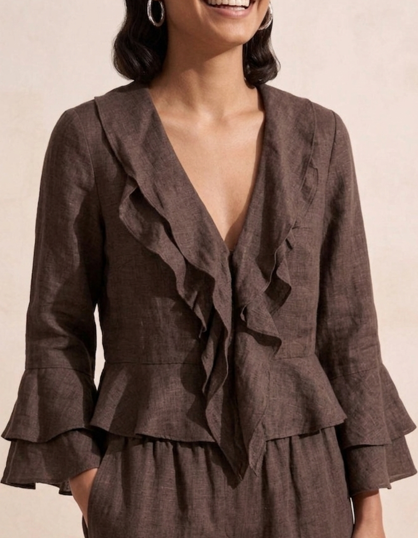 Modelo con la blusa lino 100% Calma chocolate - look completo