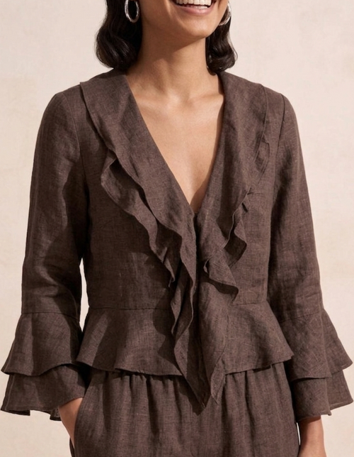 Modelo con la blusa lino 100% Calma chocolate - look completo