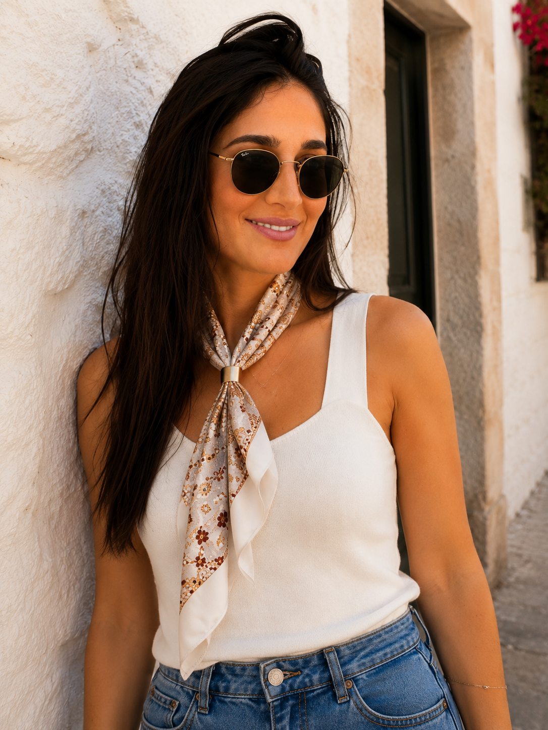 modelo con pañuelo de seda quiérete blanco