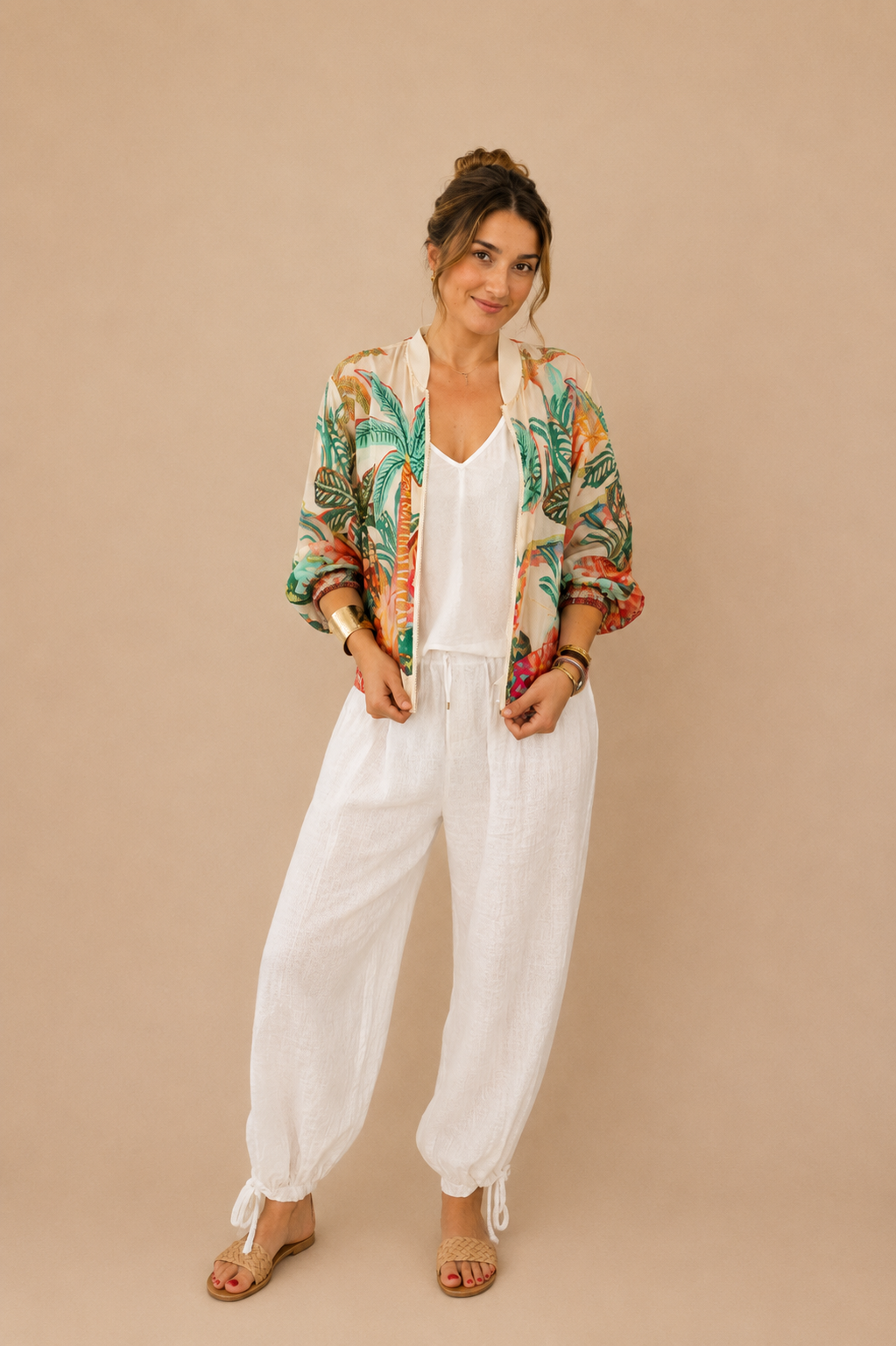 modelo con top de blanco tirantes 100% lino natural