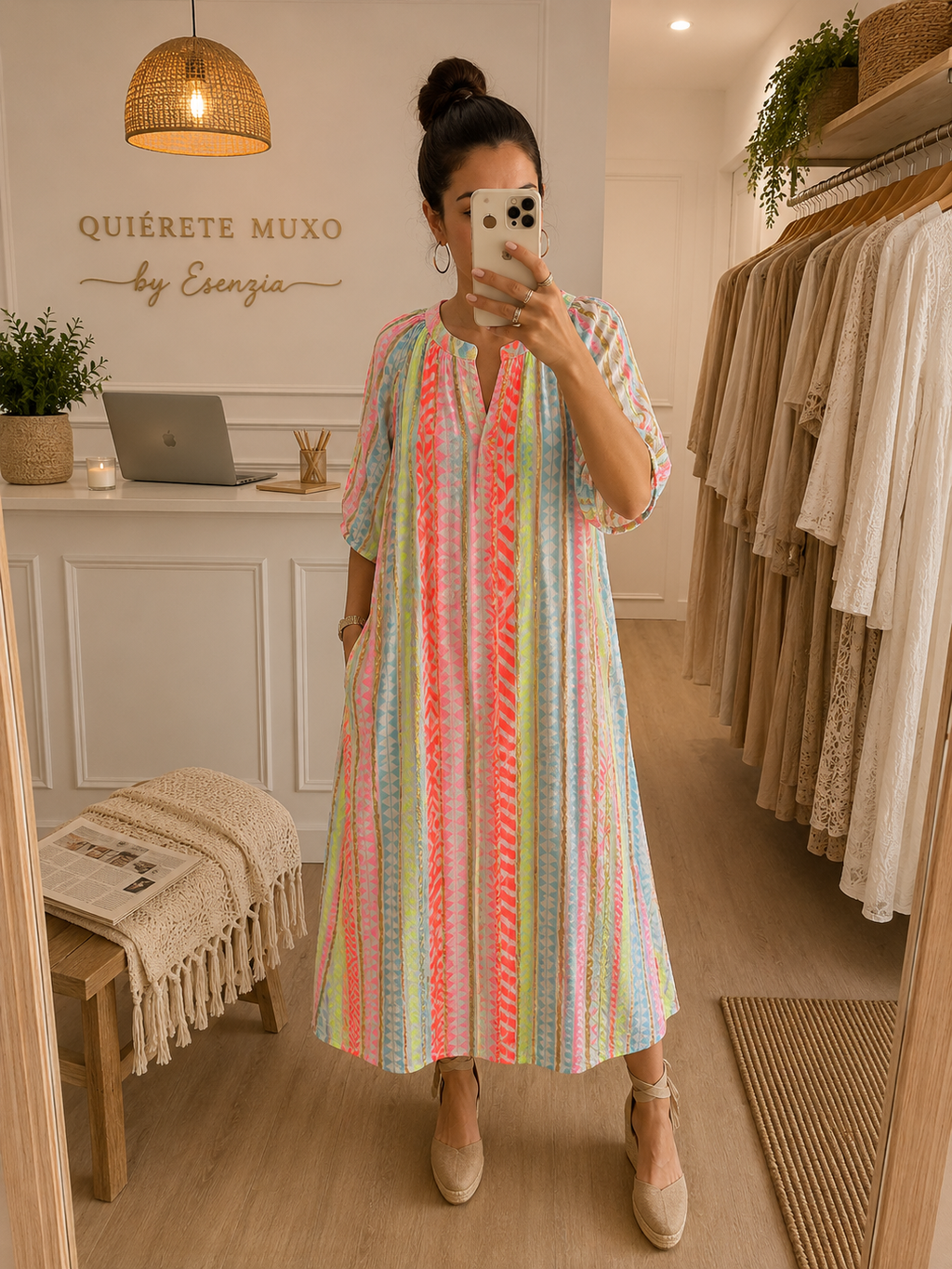 mujer con vestido kalami de 100% algodón realizado artesanalmente en la india