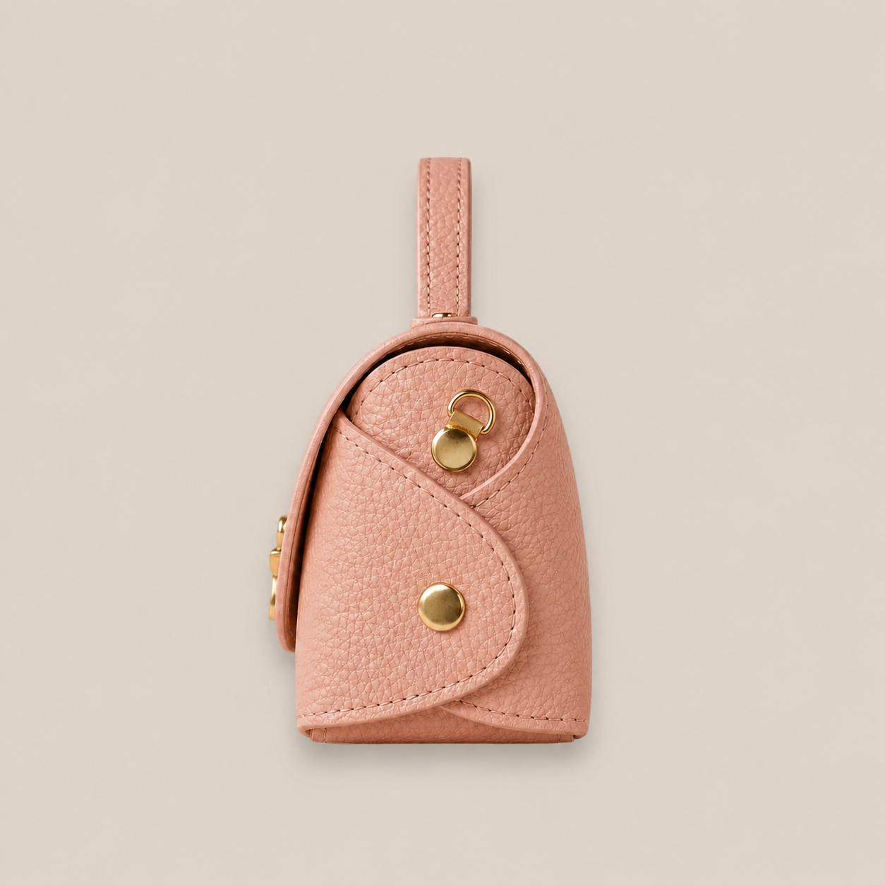 vista lateral del bolso de piel rosa empolvado estructurado con cadena metálica dorado